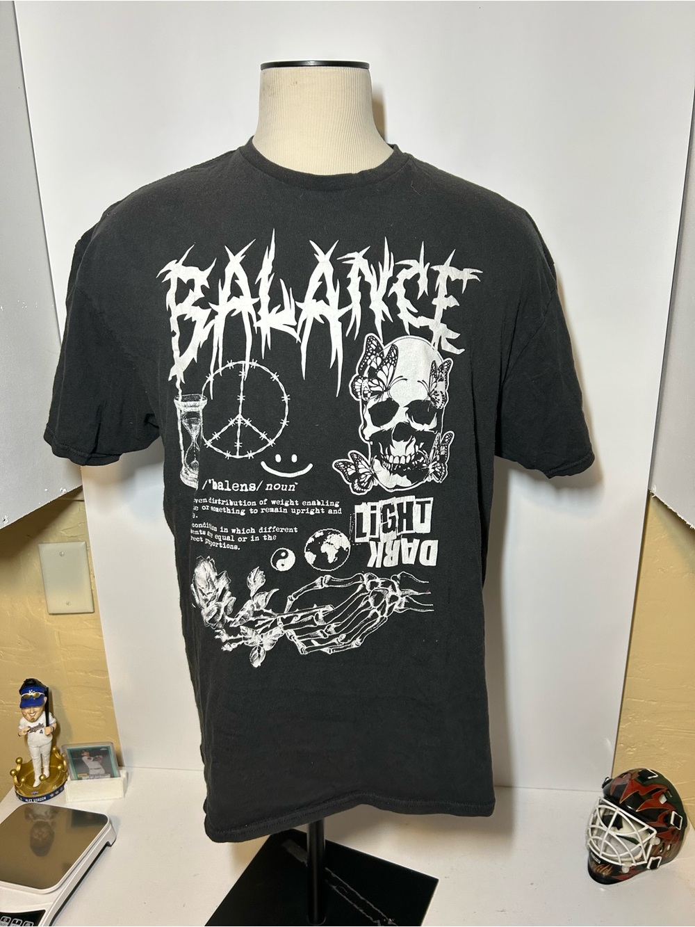 Black Balance Graphic Tee with Skull Print DOM